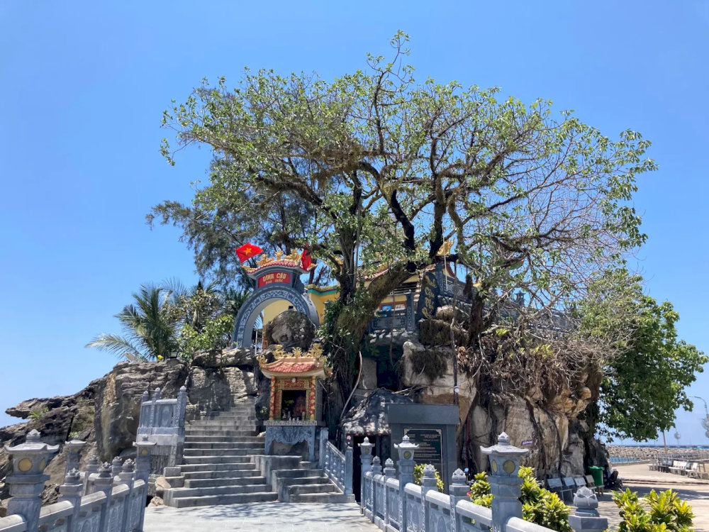 From the outside, the temple impresses with centuries-old trees and its perch on a massive seaside rock